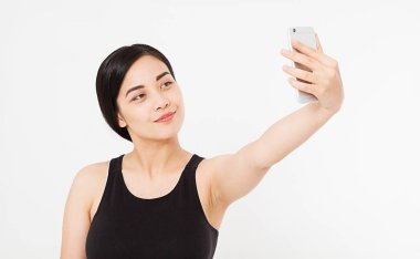 Seksi, güzel Asyalı, Koreli bir kadın beyaz arka planda izole edilmiş bir selfie çekiyor, kopyala, taklit et.