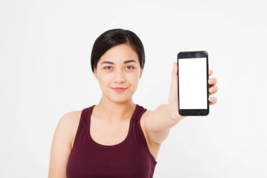 Gülümseyen Asyalı, Japon kadın siyah akıllı telefon tutuyor, cep telefonu beyaz arka planda izole edilmiş. Seçici odaklanma. Boşluğu kopyala.