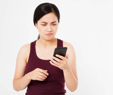 Mutsuz Koreli kadın telefonda kötü haber okuyor. Beyaz arka planda izole edilmiş.