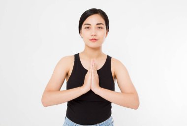 Beyaz elbiseli siyahi kadınların kapalı mekanlarda meditasyon yaparken yakın çekimleri, Namaste jestlerindeki kollara odaklan. Uzayı kopyala Şablon. Boşluk.