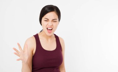 Çığlık atan Asyalı Japon kadın. Gözleri açık ve ağzı açık. Beyaz arka planda izole edilmiş..