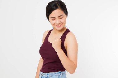 Mutlu Asyalı Japon kadın işaret parmakları gösteriyor. Evet, turuncu elbise büyük izole edilmiş. Boşluğu kopyala