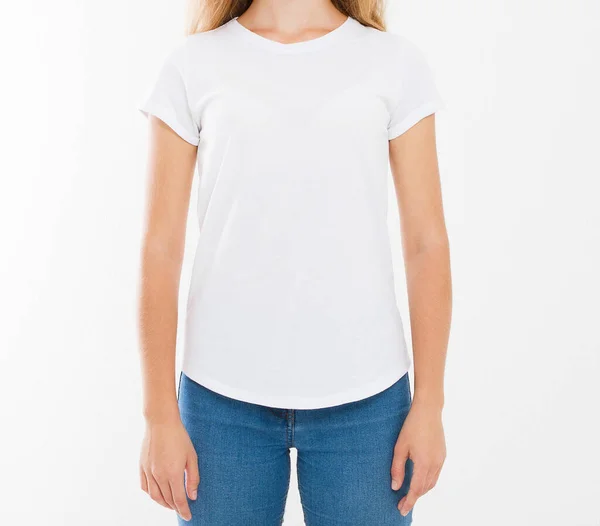 閉じるホワイトTシャツ上の女の子とともに完璧な体 — ストック写真