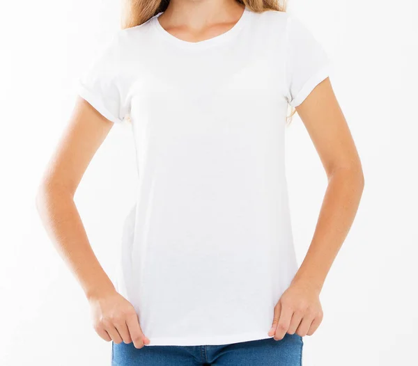 Mükemmel Vücut Fotokopisi Olan Bir Kızın Beyaz Tişörtünü Kapat — Stok fotoğraf
