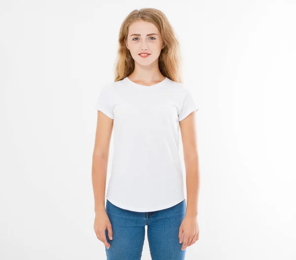 Genç Beyaz Avrupalı Bir Kadın Beyaz Tişörtlü Bir Kız Gömlek — Stok fotoğraf