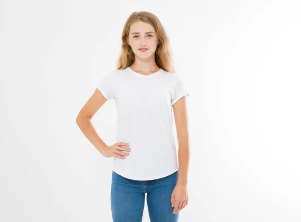年轻的高加索人 欧洲女人 穿着空白白色T恤的女孩 T恤的设计和人的观念 衬衫前视图孤立在白色背景 把它弄坏了复制空间 — 图库照片
