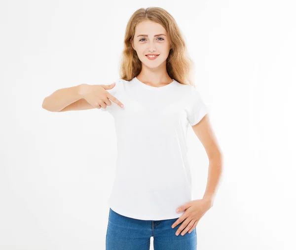 Giovane Donna Attraente Punta Mano Alla Sua Shirt Bianca Progettisti — Foto Stock