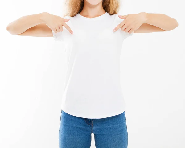白い背景に隔離された白いTシャツのクロップ肖像セクシー女性 モックアップのために喜び — ストック写真