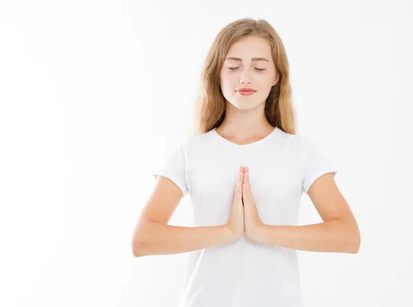 漂亮女人的密切合作 穿着白色T恤的女孩 在室内沉思 专注于Namaste手势中的胳膊 亚洲医学瑜珈的概念把它弄坏了复制空间 空白的 — 图库照片