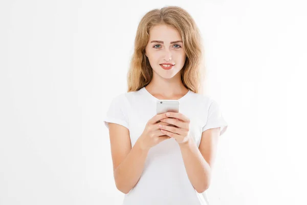 Giovane Bella Donna Shirt Utilizzando Suo Smartphone Isolato Sfondo Bianco — Foto Stock