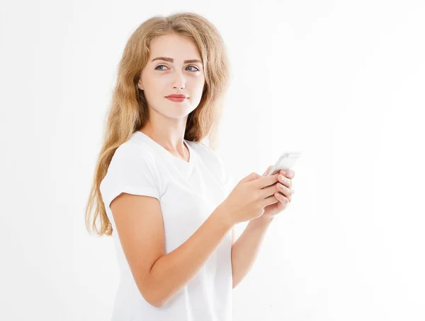Mladá Krásná Žena Tričku Pomocí Svého Chytrého Telefonu Izolované Bílém — Stock fotografie