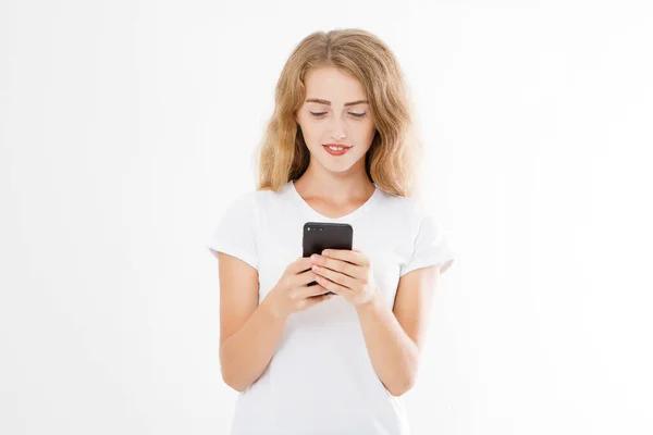 Junge Schöne Frau Shirt Mit Ihrem Smartphone Auf Weißem Hintergrund — Stockfoto
