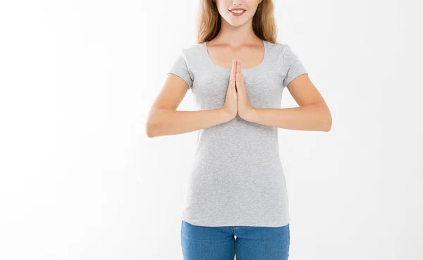 かなりの女性 Tシャツの少女の手のクローズアップは 屋内で瞑想 ナマスジェスチャーで腕に焦点を当てます アジア医学ヨガの概念 モックアップ コピースペース テンプレート ブランク — ストック写真