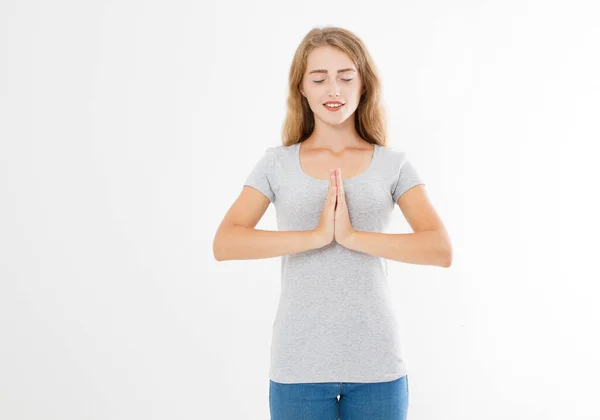 漂亮女人的手拉手 穿着T恤的女孩 在屋里沉思 专注于Namaste手势中的胳膊 亚洲医学瑜珈的概念把它弄坏了复制空间 空白的 — 图库照片