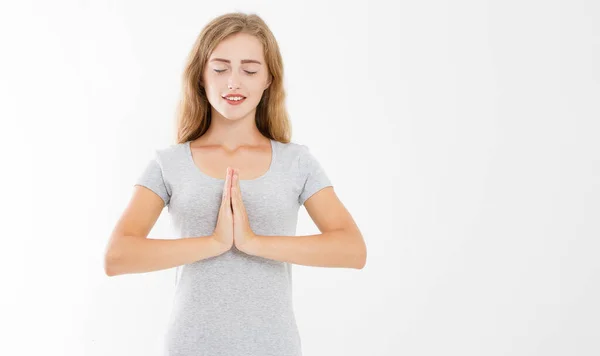 漂亮女人的手拉手 穿着T恤的女孩 在屋里沉思 专注于Namaste手势中的胳膊 亚洲医学瑜珈的概念把它弄坏了复制空间 空白的 — 图库照片