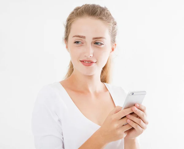 Retrato Una Joven Sonriente Sosteniendo Teléfono Móvil Aislado Sobre Fondo — Foto de Stock