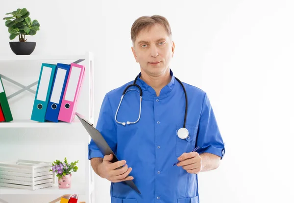 Tıp Bürosundaki Beyaz Olgun Erkek Doktor Fotokopi Alanı Sağlık Sigortası — Stok fotoğraf