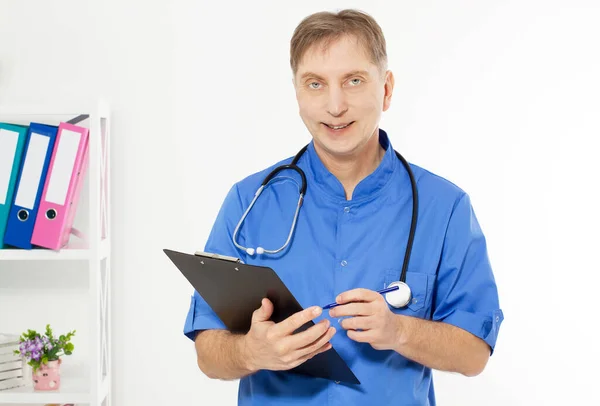 Retrato Doutor Masculino Alegre Hospital Toma Notas Cirurgião Com Estetoscópio — Fotografia de Stock