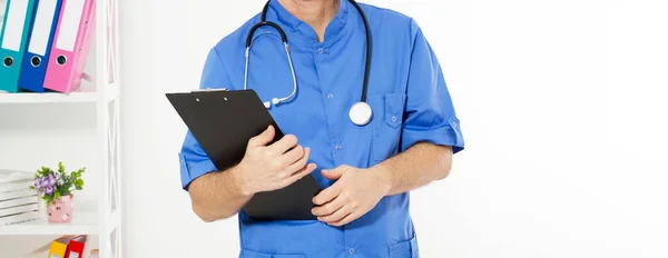 Corpo Médico Masculino Posando Com Pasta Preta Clínica Consultório Médico — Fotografia de Stock