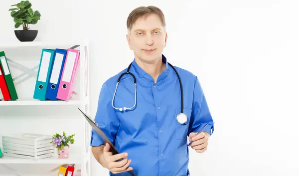 Weiße Ältere Männliche Arzt Arztpraxis Kopierraum Krankenversicherung — Stockfoto