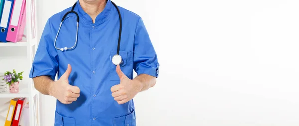 Närbild Manliga Läkare Hand Visar Tummen Upp Beskärda Bilden Sjukförsäkring — Stockfoto