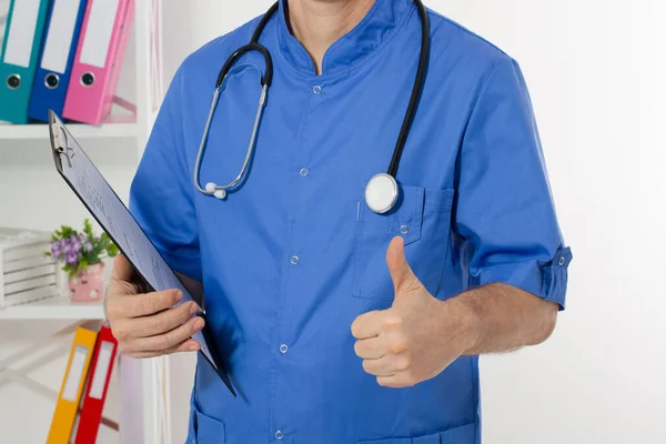 Médico Macho Com Estetoscópio Mostrar Como Espaço Cópia Escritório Médico — Fotografia de Stock