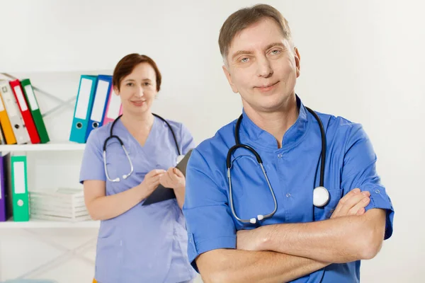 Doutor Enfermeira Posando Consultório Médico Perto Dois Médicos Perto Clínica — Fotografia de Stock