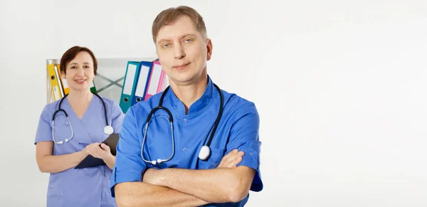医療事務所 医療保険 コピースペース 選択的フォーカスのフォルダを持つ両腕と女性医師と男性医師 — ストック写真