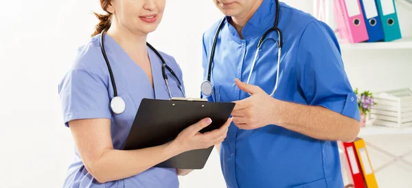 Doutor Enfermeira Discutindo Algo Clínica Dois Médicos Consultório Médico Perto — Fotografia de Stock