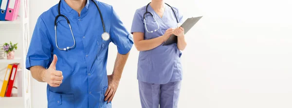 Krankenschwester Und Ärztin Mit Stethoskop Der Arztpraxis Zeigen Sich Wie — Stockfoto