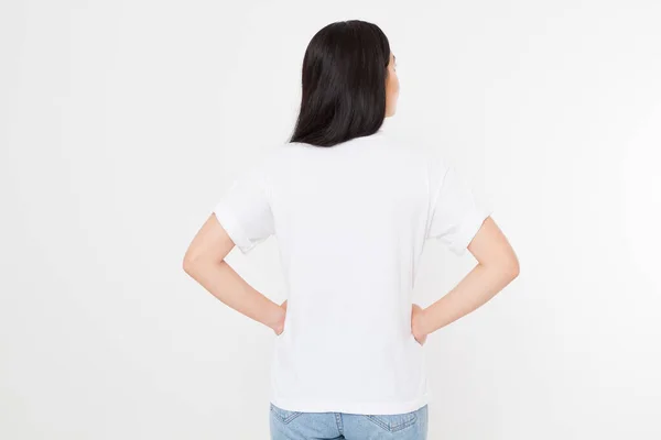 穿着空白白色T恤的年轻的亚裔日本女人 T恤的设计和人的观念 衬衫前视图孤立在白色背景 把它弄坏了复制空间 — 图库照片
