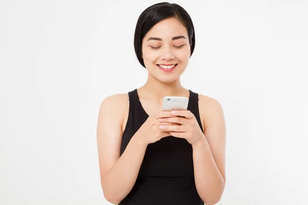 Sorridente Asiatica Donna Giapponese Tenere Smartphone Bianco Cellulare Isolato Sfondo — Foto Stock