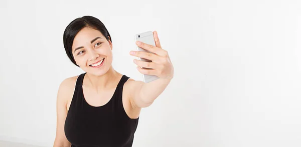 Modern Sexig Asiatisk Koreansk Kvinna Tar Selfie Isolerad Vit Bakgrund — Stockfoto