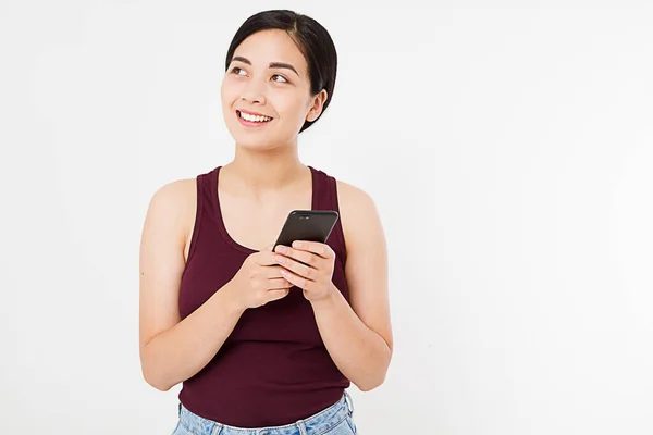 Retrato Sorridente Jovem Corean Asian Mulher Segurando Celular Isolado Fundo — Fotografia de Stock