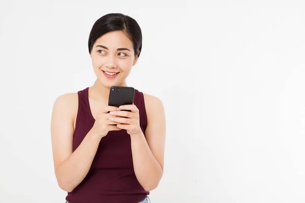 Sonriente Asiática Mujer Japonesa Sostiene Teléfono Inteligente Negro Teléfono Celular — Foto de Stock