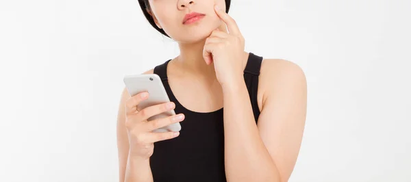 Sorglig Japansk Kvinna Håller Mobilen Närbild Ung Glad Vacker Kvinna — Stockfoto