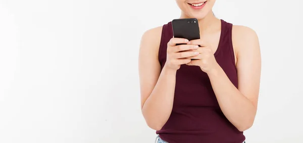 Usmívající Dívka Drží Černý Smartphone Mobilní Telefon Izolovaný Bílém Pozadí — Stock fotografie