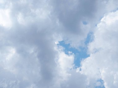 Mavi gökyüzü arka planda. Bulutlu doku. Model yap. Uzayı kopyala Seçici odaklanma. Bulanık.