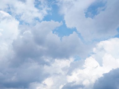 Mavi gökyüzü arka planda. Bulutlu doku. Model yap. Uzayı kopyala Seçici odaklanma. Bulanık.