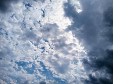 Mavi gökyüzü arka planda. Bulutlu doku. Model yap. Uzayı kopyala Seçici odaklanma. Bulanık.