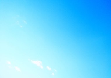 Bulutlu mavi gökyüzü. Seçici odaklanma. Boşluğu kopyala