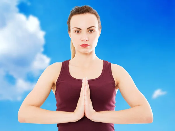 Vacker Vit Kvinna Namaste Pose Suddig Himmel Bakgrund Hälsosam Vård — Stockfoto