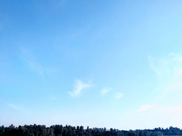 Блакитне Небо Хмарним Фоном Звичайна Текстура Вибірковий Фокус Копіювати Простір — стокове фото