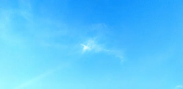 Blå Himmel Med Moln Bakgrund Övergjuten Struktur Selektivt Fokus Uppfattat — Stockfoto