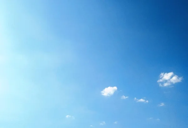 Blå Himmel Med Moln Bakgrund Selektivt Fokus Kopiera Utrymme — Stockfoto