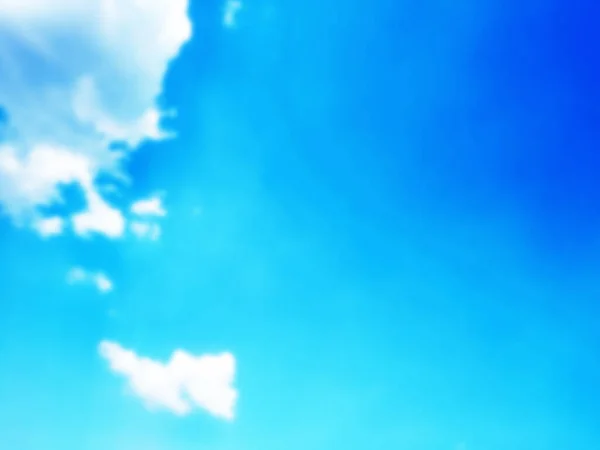 雲や背景のぼやけた青空デザイナーのためのレイアウト — ストック写真