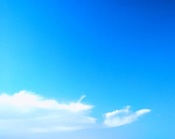 Blå Himmel Med Moln Bakgrund Övergjuten Struktur Selektivt Fokus Uppfattat — Stockfoto