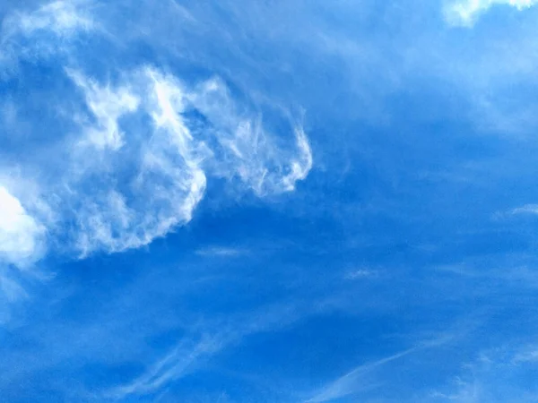 雲の背景を持つ青い空 オーバーキャストテクスチャ 選択的フォーカス コピースペース モックアップ — ストック写真