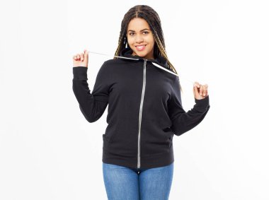 Beyaz arka planda siyah kazaklı mutlu Afro-Amerikalı kız izole edildi. Siyah kapüşonlu kadın, maket yap.