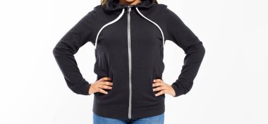 Afro-Amerikan sweatshirt 'ü izole edilmiş gibi. Kadın koyu renk kapüşonlu bir kukuleta giyiyor. Düz kapüşonlu tasarım sunumu. Parmak izi için kenara çek. Kadın kıyafetleri gri eşofman altı şablonu.